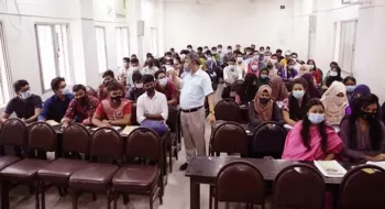 দেড় বছর পর ক্লাসে ফিরে উচ্ছ্বসিত ঢাবির শিক্ষক ও শিক্ষার্থীরা