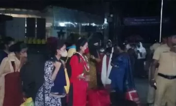 ভারতে পাচার হওয়া ১৯ নারী দেশে ফিরল