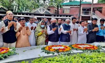 বঙ্গবন্ধুর সমাধিতে আ’লীগের শ্রম উপকমিটির শ্রদ্ধা