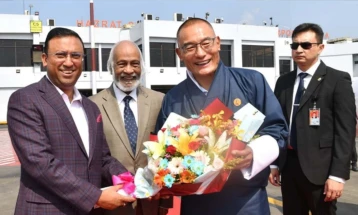 ঢাকায় ভুটানের প্রধানমন্ত্রীর যাত্রাবিরতি, উষ্ণ অভ্যর্থনা