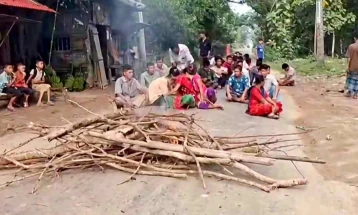 খাগড়াছড়ি-চট্টগ্রাম সড়ক অবরোধ, দুর্ভোগে যাত্রীরা